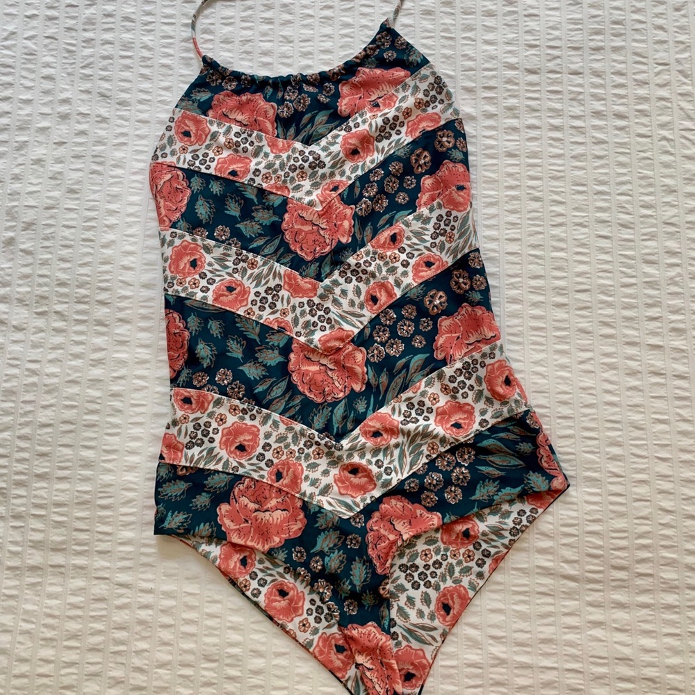 Beach Riot + Stone Cold Fox one piece - Picture 4 of 5